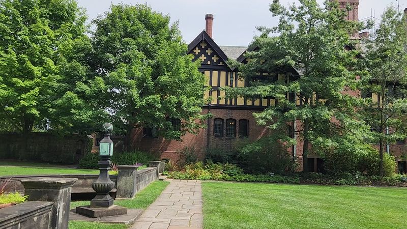 Ohio Mart In A Grand Estate Setting