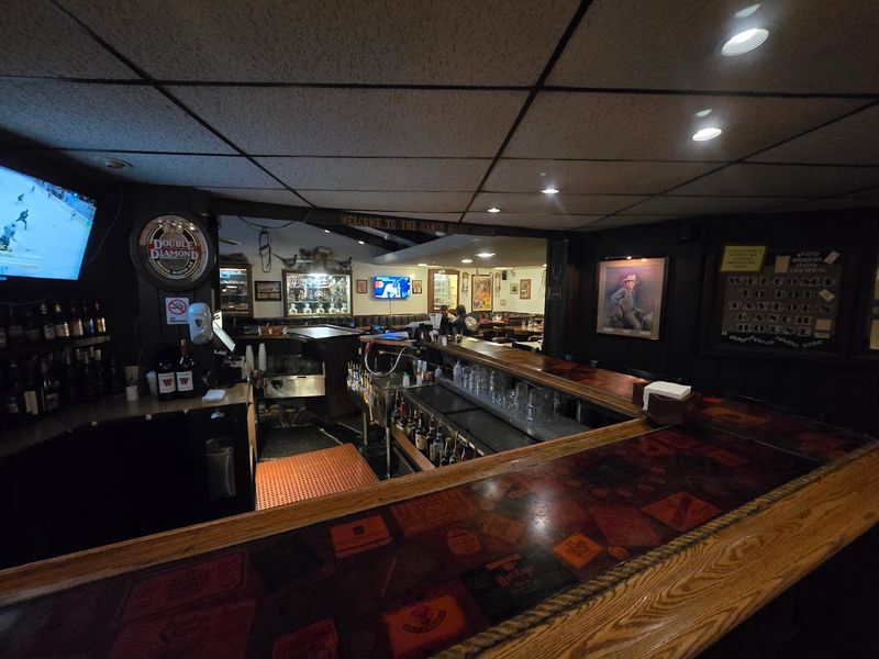 A Bar Where You Can Watch the Game and Eat Well