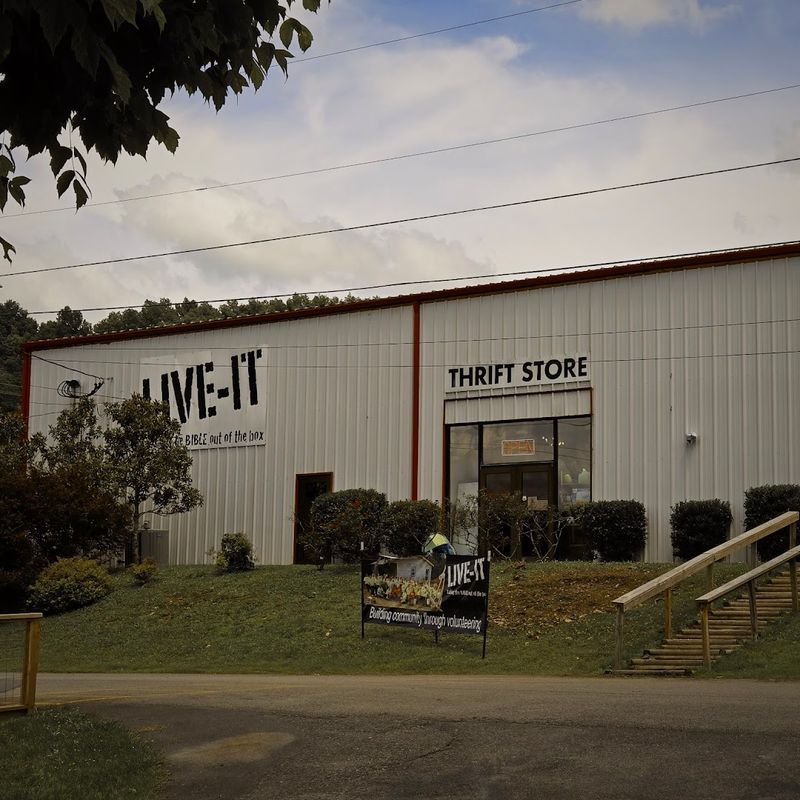 This Huge Thrift Store In Tennessee Takes Nearly A Full Day To See 5 Jewelry and Accessories That Shine on a Budget