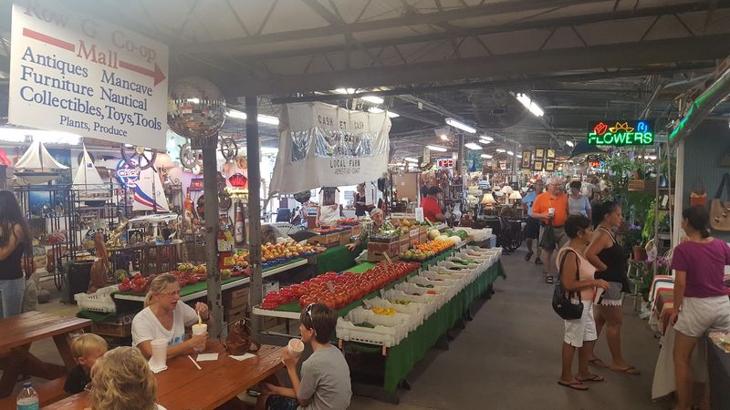 Florida’s Best Empanada Is Found At This Unassuming Flea Market 2 An old school market with a delicious surprise