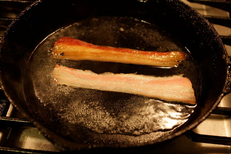22 Foods That Instantly Bring Back a Specific Smell From Childhood 3 Bacon frying