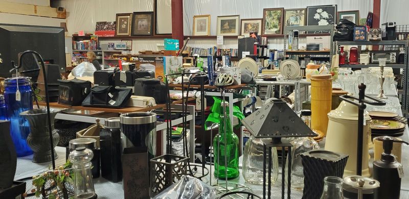 This Huge Thrift Store In Tennessee Takes Nearly A Full Day To See 4 Electronics and Gadgets Worth Digging Through