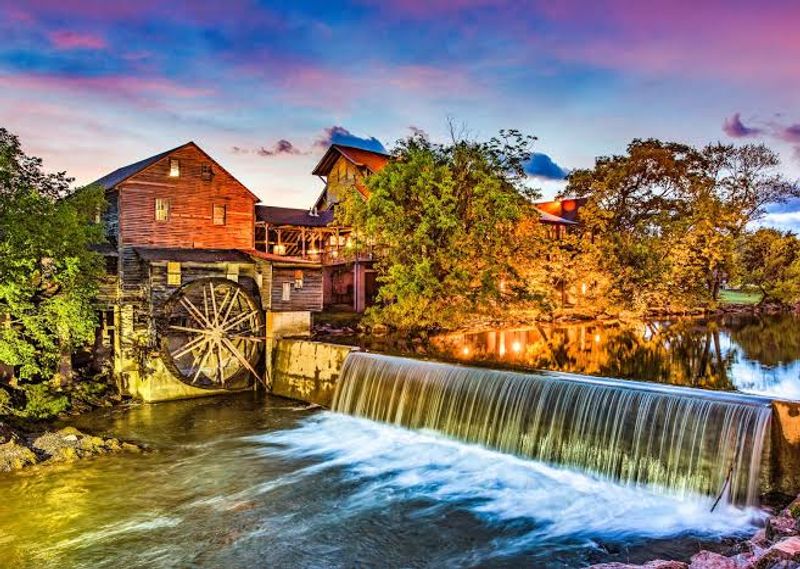 Tennessee Stops That Show There’s More to the State Than Nashville 6 Pigeon Forge - Tennessee