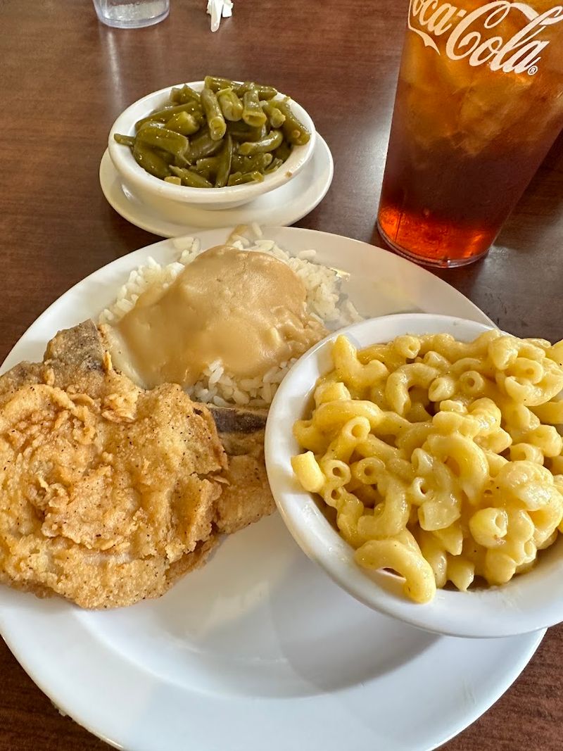 A Meat-and-Three Menu That Keeps the Tradition Alive