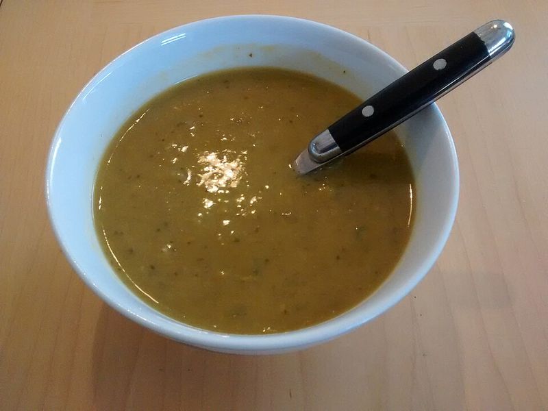 22 foods that prove people didn’t need trends to eat well back then 10 Split pea soup