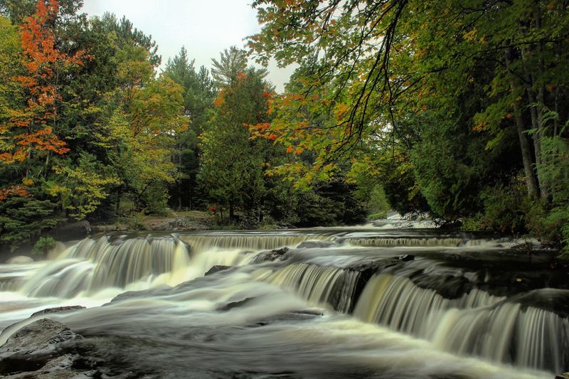 Multiple Cascades Along a Quarter Mile