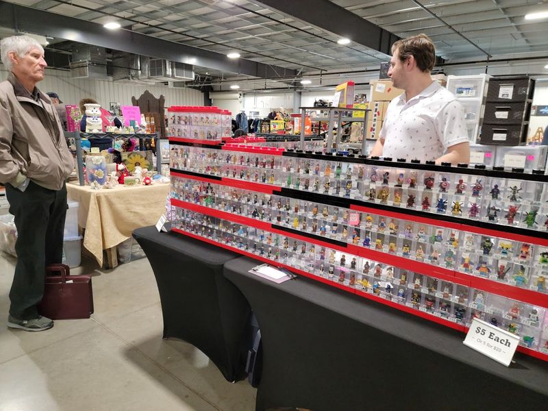 A huge Tennessee flea market filled with rare finds at very low prices 12 Bargaining and Getting the Best Price