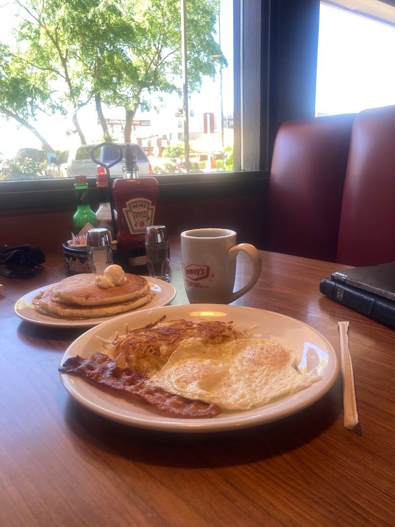 10 Arizona Late-Night Eats Locals Count On When the Night Runs Longer Than Expected 6 Denny's Restaurant - Scottsdale, Arizona