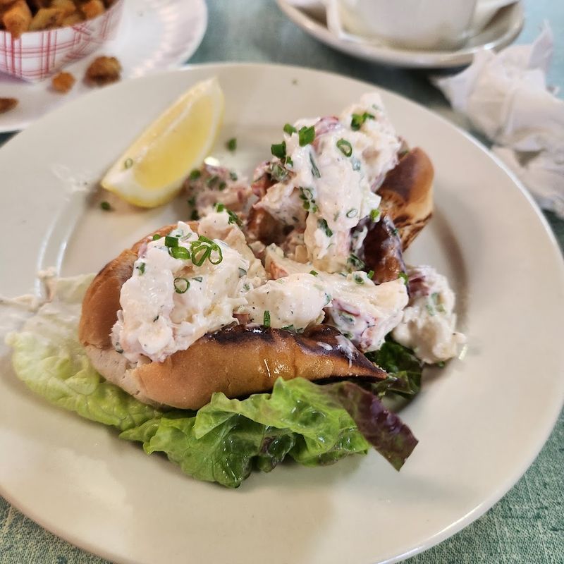 Crab cakes and crab sandwiches with real flavor