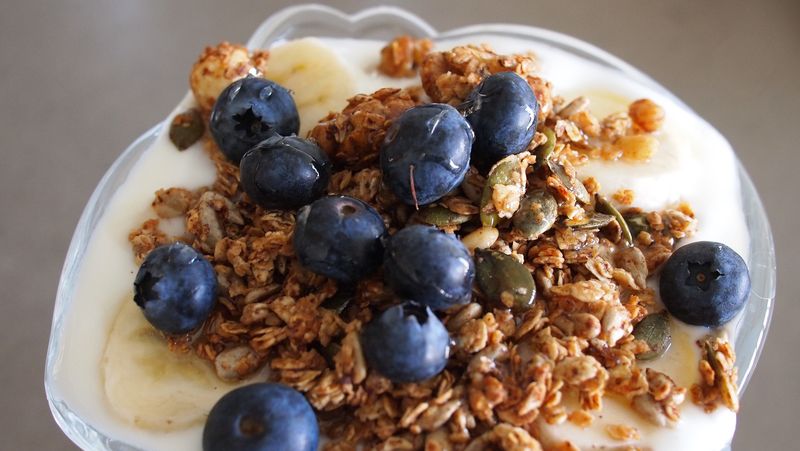 Low-fat yogurt with granola