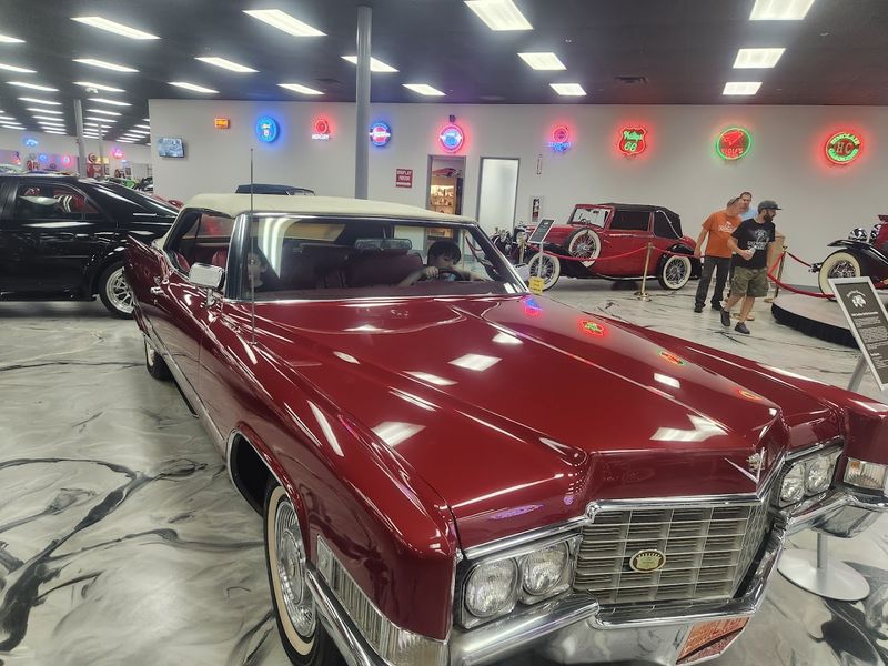 The 80s Neon Vibe and Retro Atmosphere