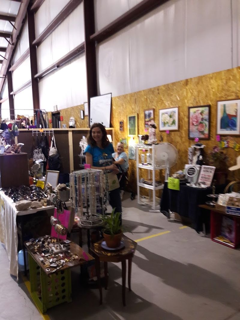 A huge Arizona flea market where locals find incredibly low prices 13 Friendly Vendors and a Welcoming Community Feel