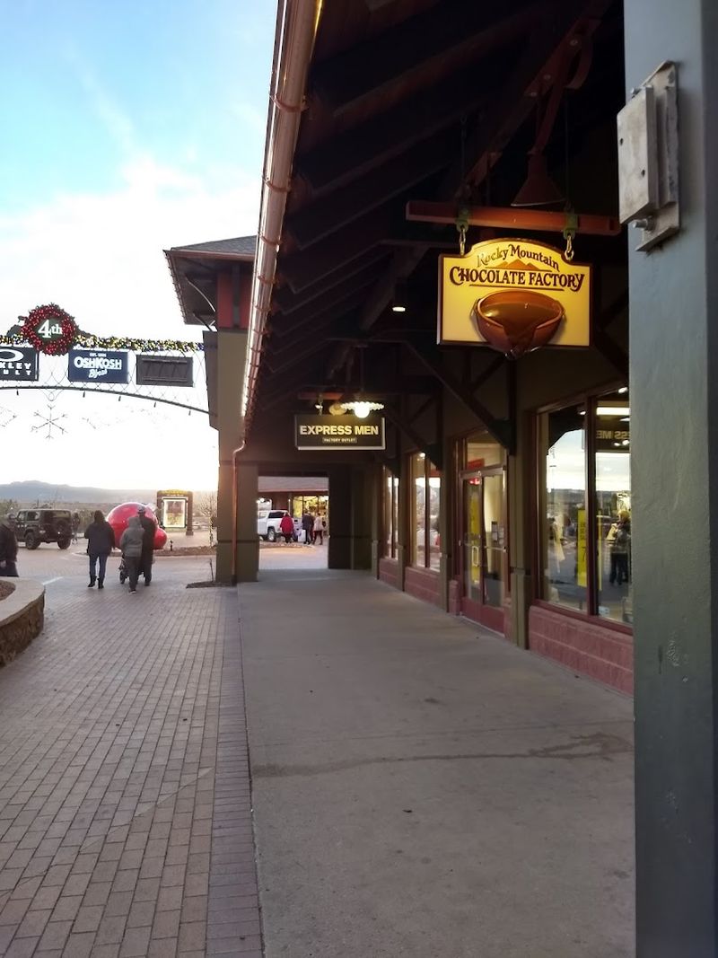 Holiday decorations that turn shopping into an event