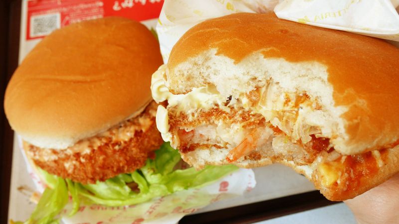 The best fast food dishes around the world, ranked 7 Lotteria - Shrimp Burger - Japan
