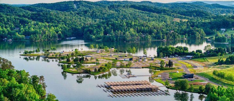 Watts Bar Lake: A Waterfront Paradise Minutes Away