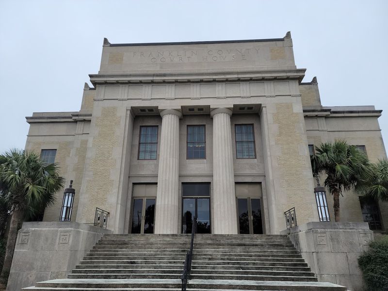 A county seat with practical small-town convenience