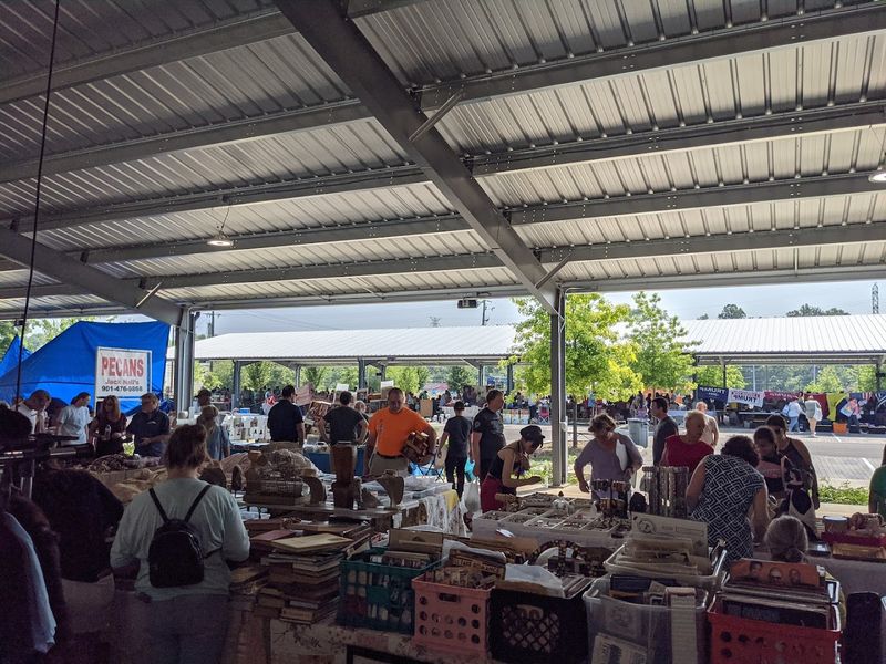 A huge Tennessee flea market filled with rare finds at very low prices 6 Food Trucks and Market Eats