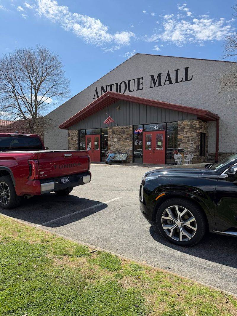 Traders Deluxe Cafe: The Hidden Restaurant Inside the Market