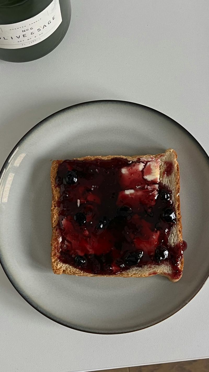 Jam toast
