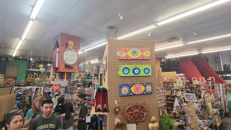This Huge Vintage Store In Georgia Offers Thousands Of Finds At Rock-Bottom Prices 13 Friendly Staff Who Make Shopping Actually Fun