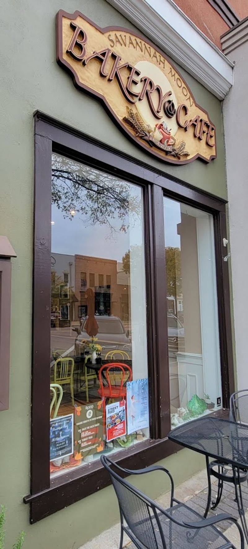 Dining Scene With Genuine Southern Flavor