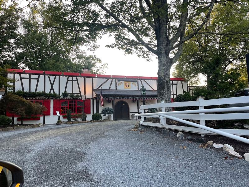 This Hidden Restaurant In Virginia Serves French Onion Soup That's Worth Every Mile 10 The Scenic Drive to Great Falls Is Part of the Experience