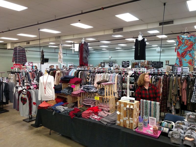 A huge Tennessee flea market filled with rare finds at very low prices 3 Vintage Clothing Finds
