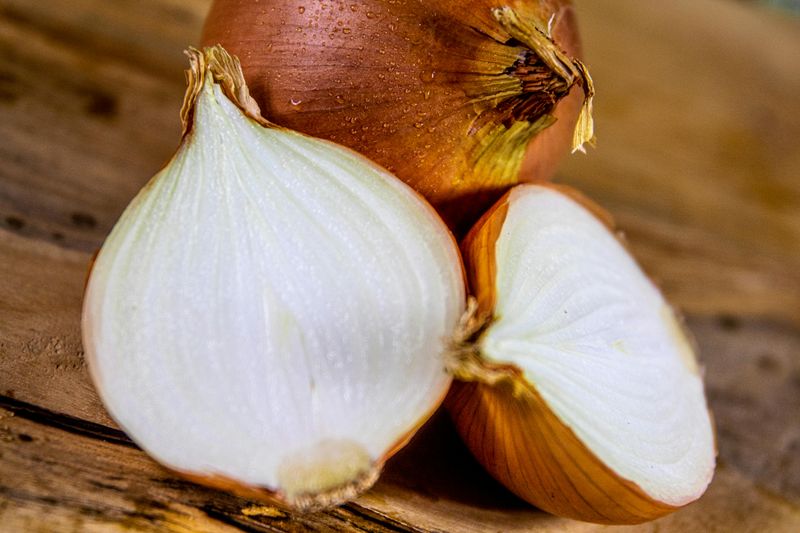 20 Foods That Can Be Surprisingly Hard on Digestion After 40 5 Raw onions