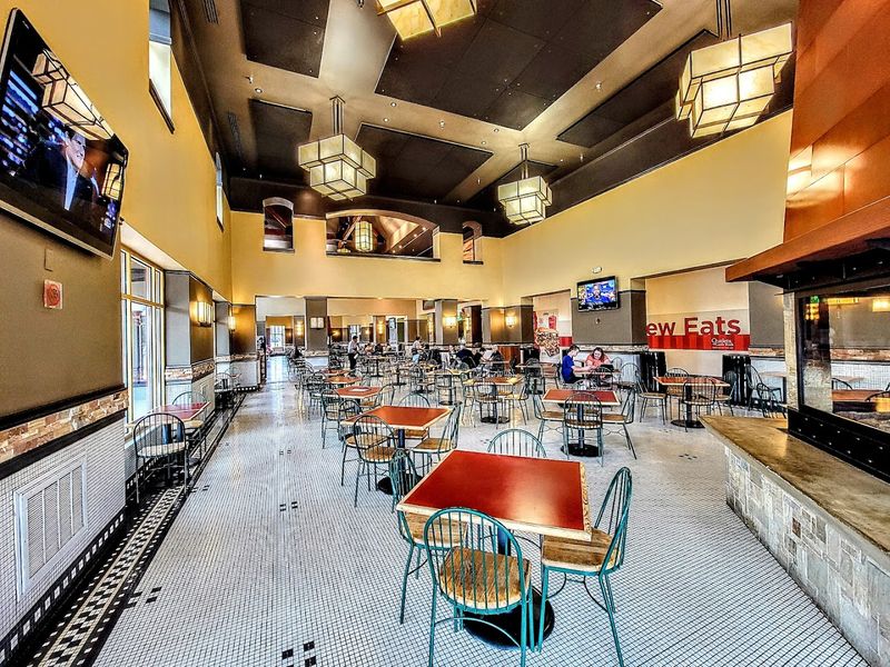 Food options nearby, even if shoppers want more variety