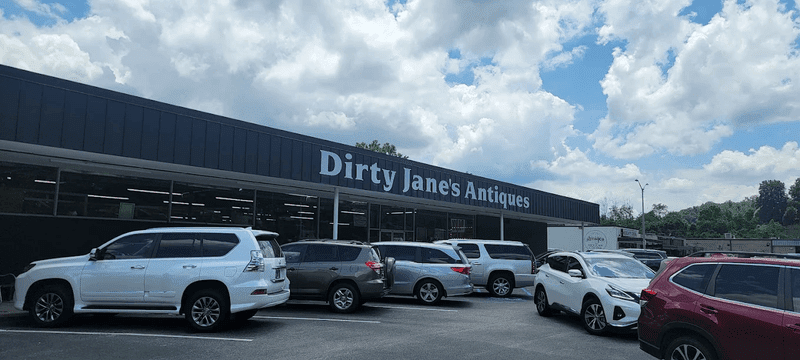 This huge antique store in Tennessee is worth a visit 14 Easy Location, Parking, and Access from the Road