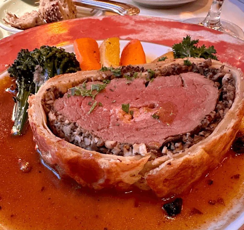 This Hidden Restaurant In Virginia Serves French Onion Soup That's Worth Every Mile 7 Beef Wellington That Turns Heads Across the Dining Room