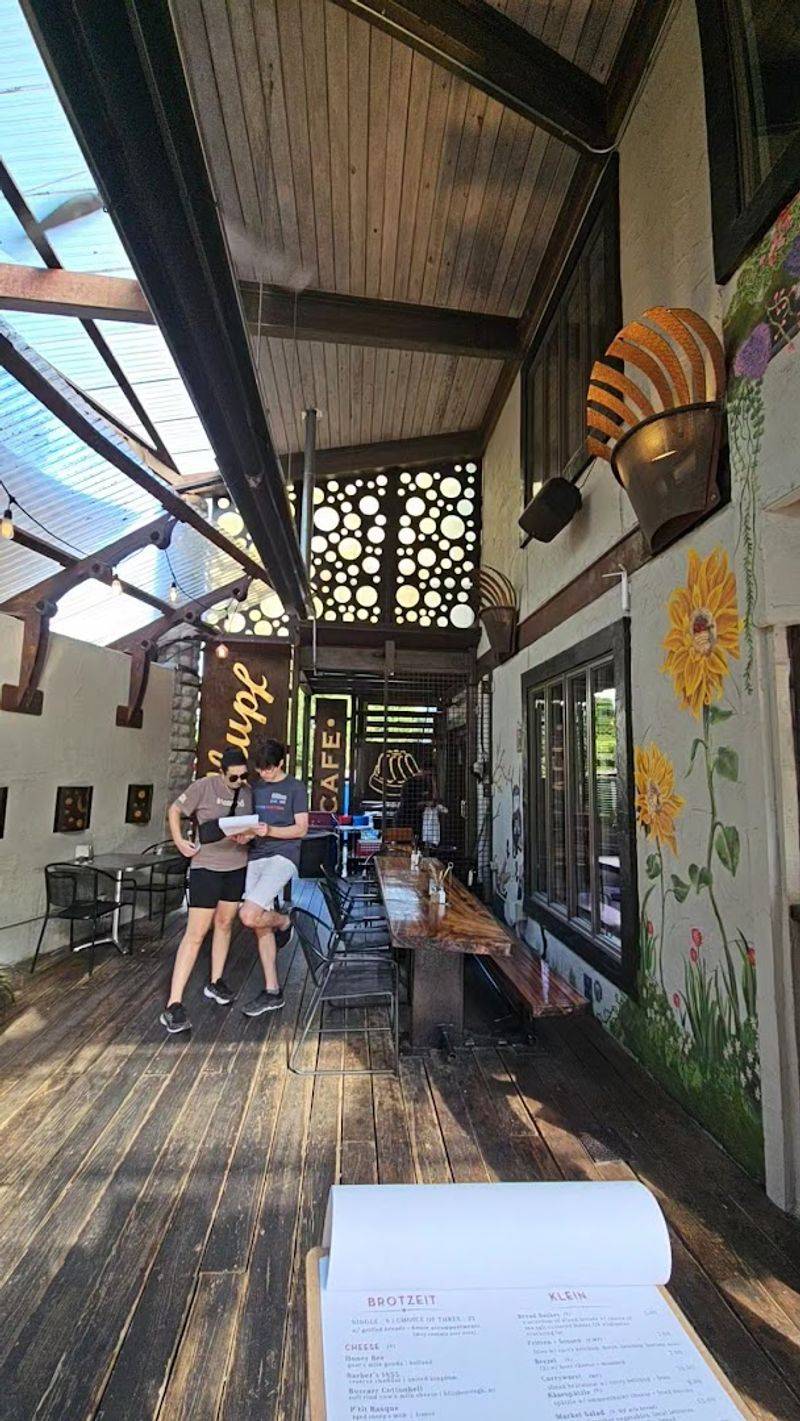 This Hole-In-The-Wall Restaurant In North Carolina Draws Visitors From All Over 8 Staff That Makes Every Guest Feel Genuinely Welcome