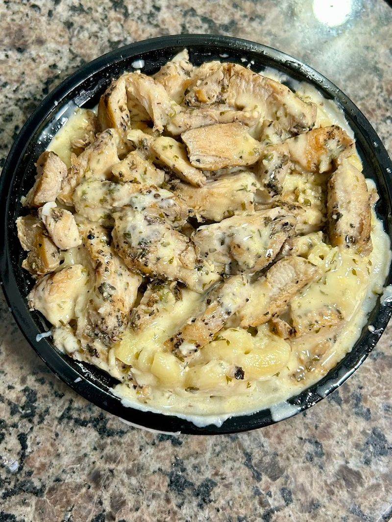 The Garlic Parmesan Chicken Mac: Creamy and Crowd-Approved
