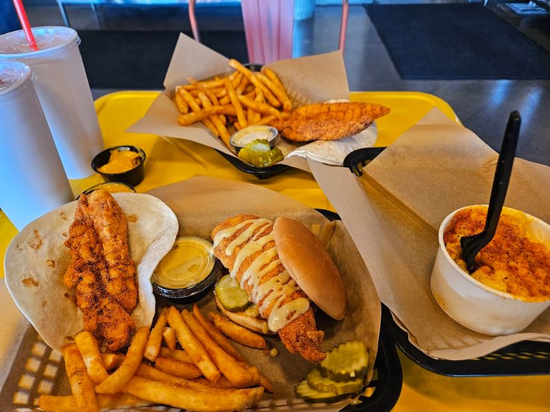 13 Arizona Restaurants Known For Their Mouthwatering Fried Chicken 14 Hot Chicken Alley - Phoenix, Arizona