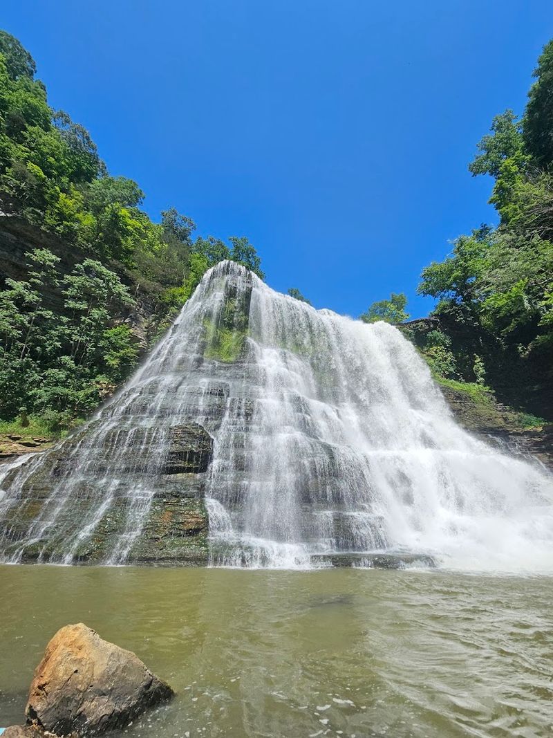 Best Times to Visit: Seasonal Water Levels and Crowd Tips