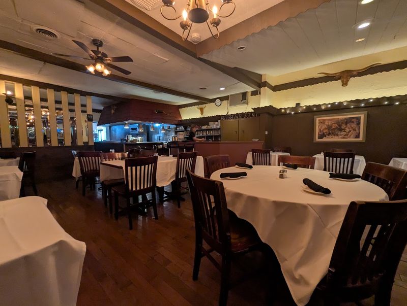 This Illinois Restaurant Is Known For Its Incredible French Onion Soup 6 Old-School Atmosphere Full of Character