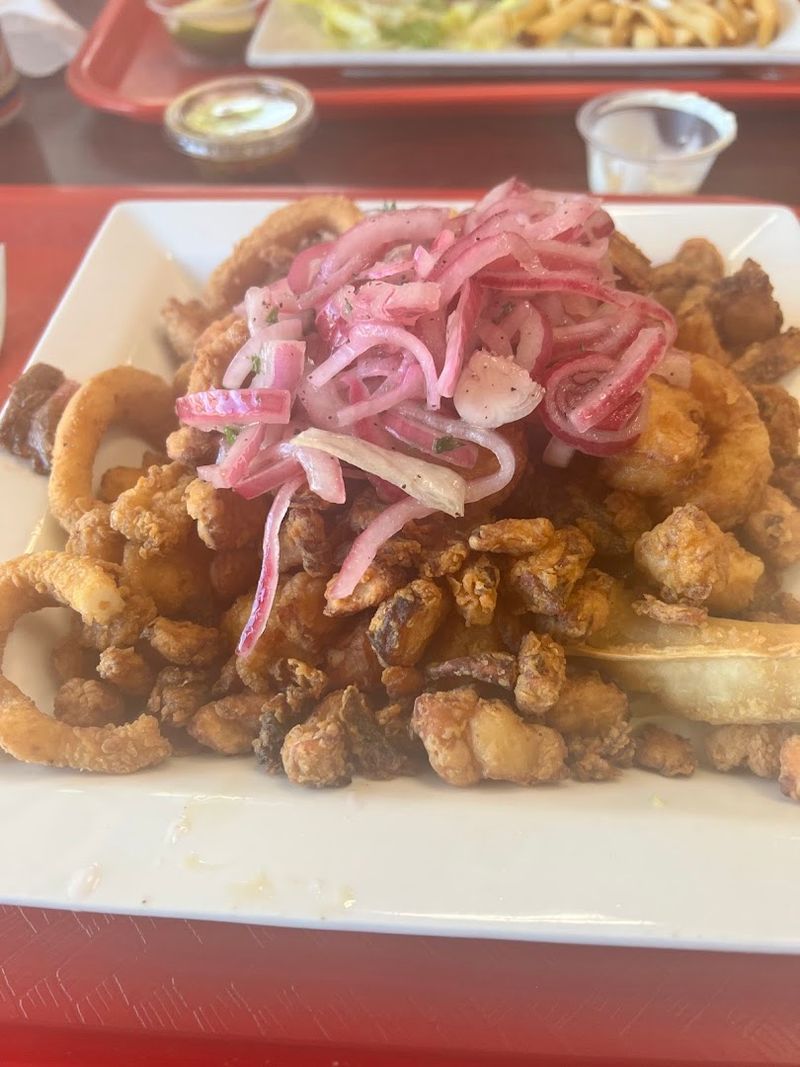 The Fried Seafood Platter That Wows First-Timers