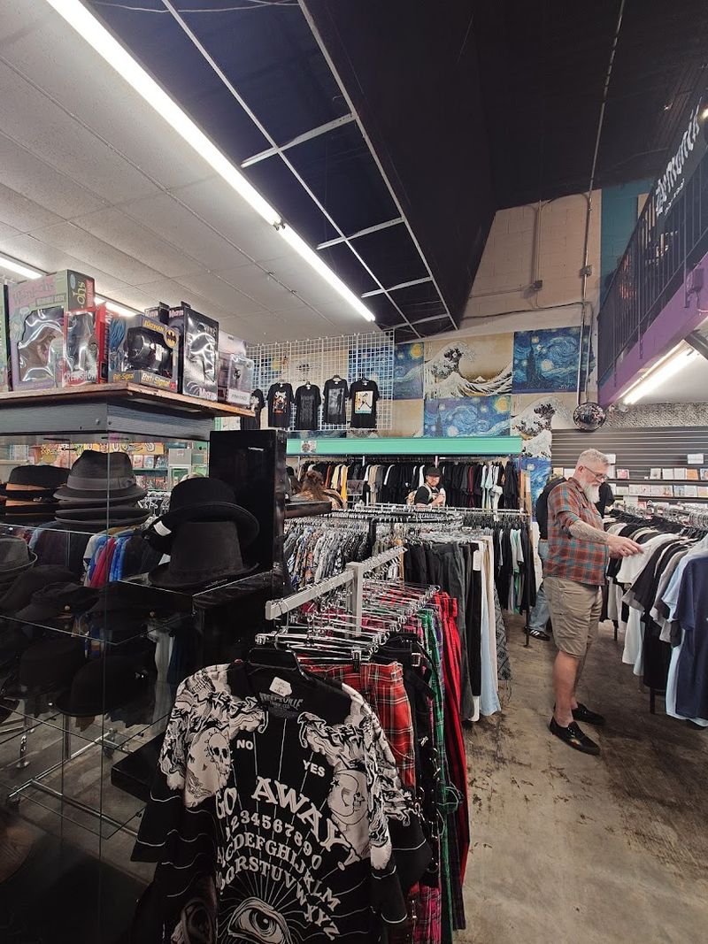This Huge Vintage Store In Georgia Offers Thousands Of Finds At Rock-Bottom Prices 3 Vintage Clothing Finds That Turn Heads