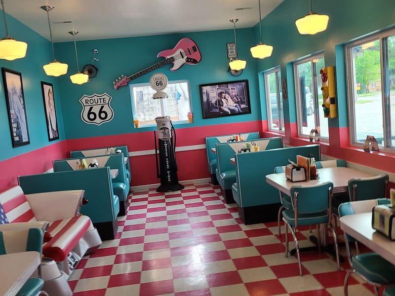 The Nostalgic 50s Diner Experience