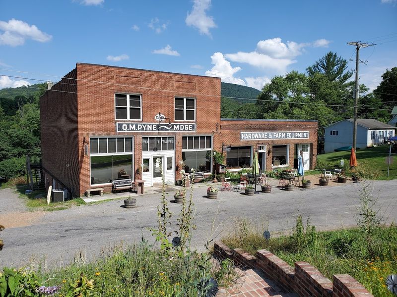 The Palisades Restaurant - Eggleston, Virginia