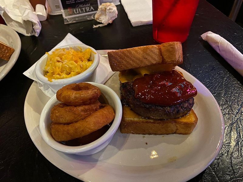 BBQ Bacon Mac and Cheese Burger: Comfort Food Elevated
