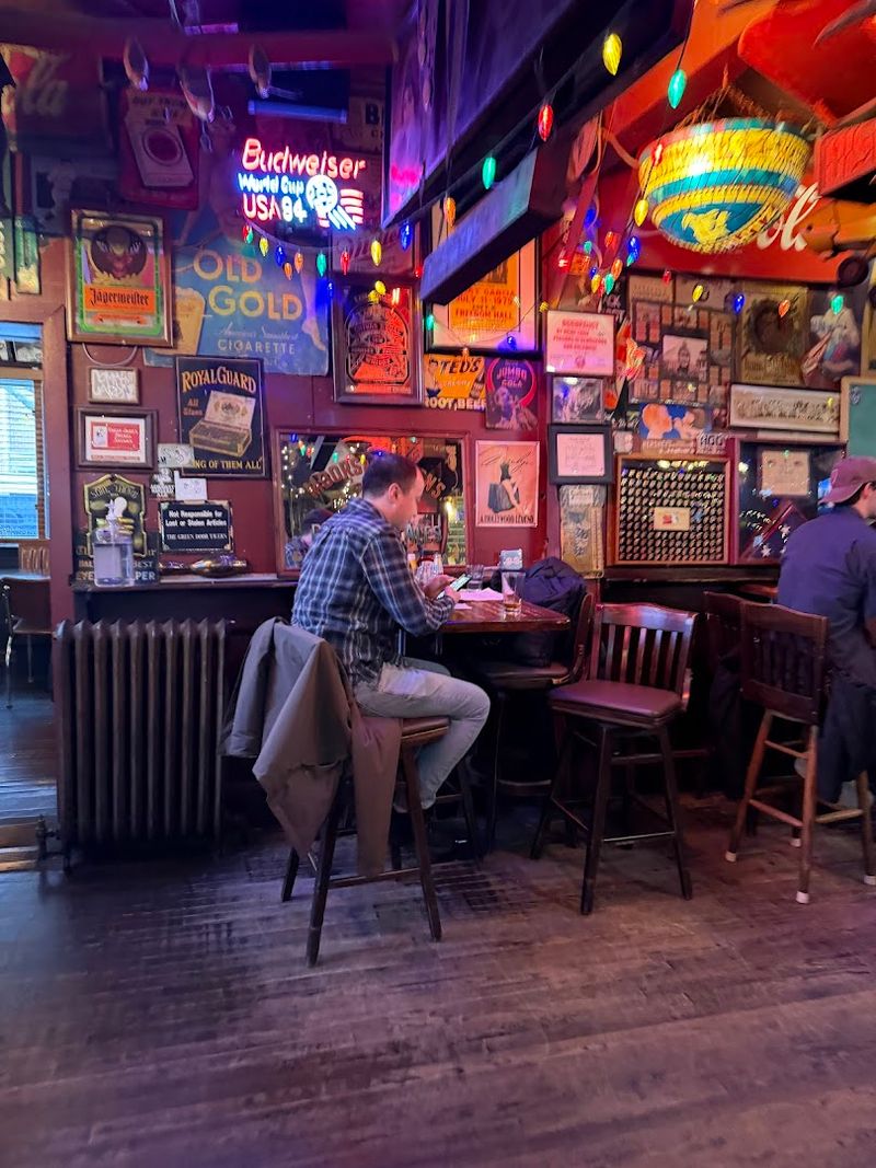 Decor So Dense It Climbed to the Ceiling