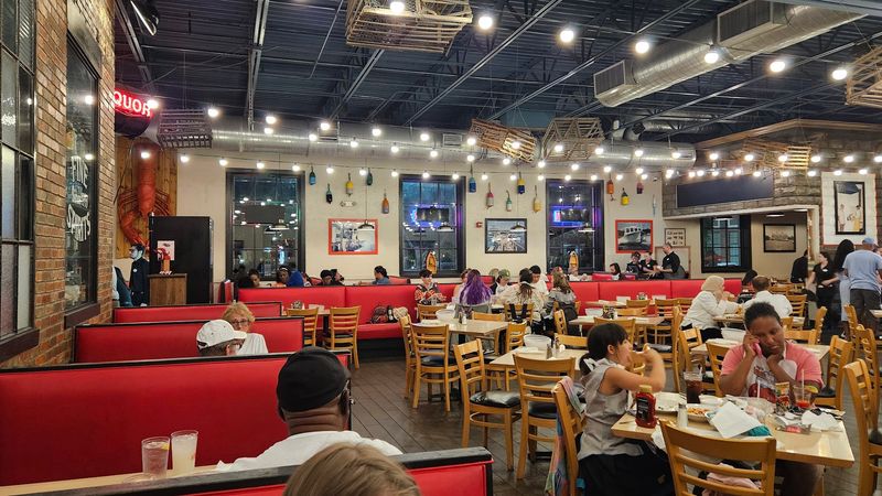 Hours favor dinner and weekend afternoons