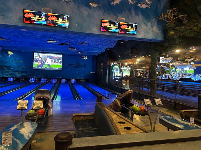 This Florida Restaurant With An Underwater Theme Features A 16-Lane Bowling Alley 2 The Underwater-Themed Atmosphere