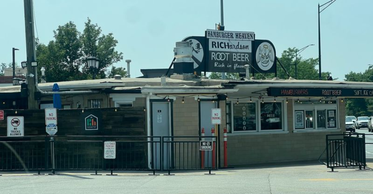 This Illinois Restaurant Is Known for Its Incredibly Delicious Root Beer