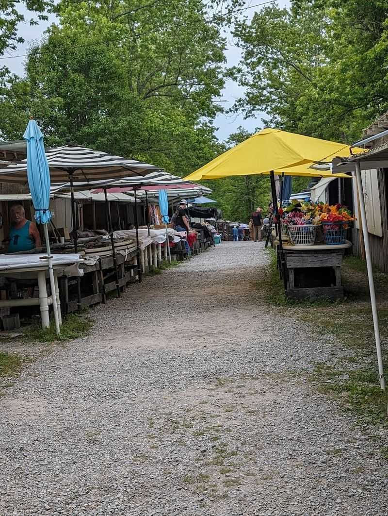 This Massive Flea Market In Tennessee Is Almost Too Good To Be True 2 A Weekend-Only Adventure Worth Planning Around