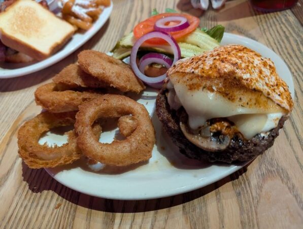 This Simple Georgia Restaurant Serves Huge Cheeseburgers That Taste Amazing