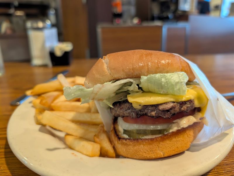 The Classic Cheeseburger That Keeps People Coming Back