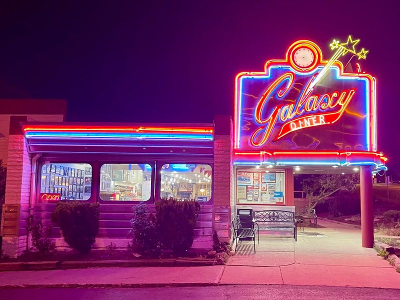 This vintage Arizona spot brings the 1950s back to life 2 A Neon-Lit Welcome on Historic Route 66