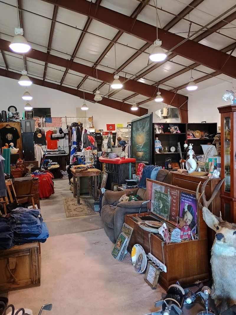 A huge Arizona flea market where locals find incredibly low prices 6 Antiques and Unique Collectibles